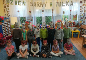 Zdjęcie grupowe dzieci w wykonanych maskach.
